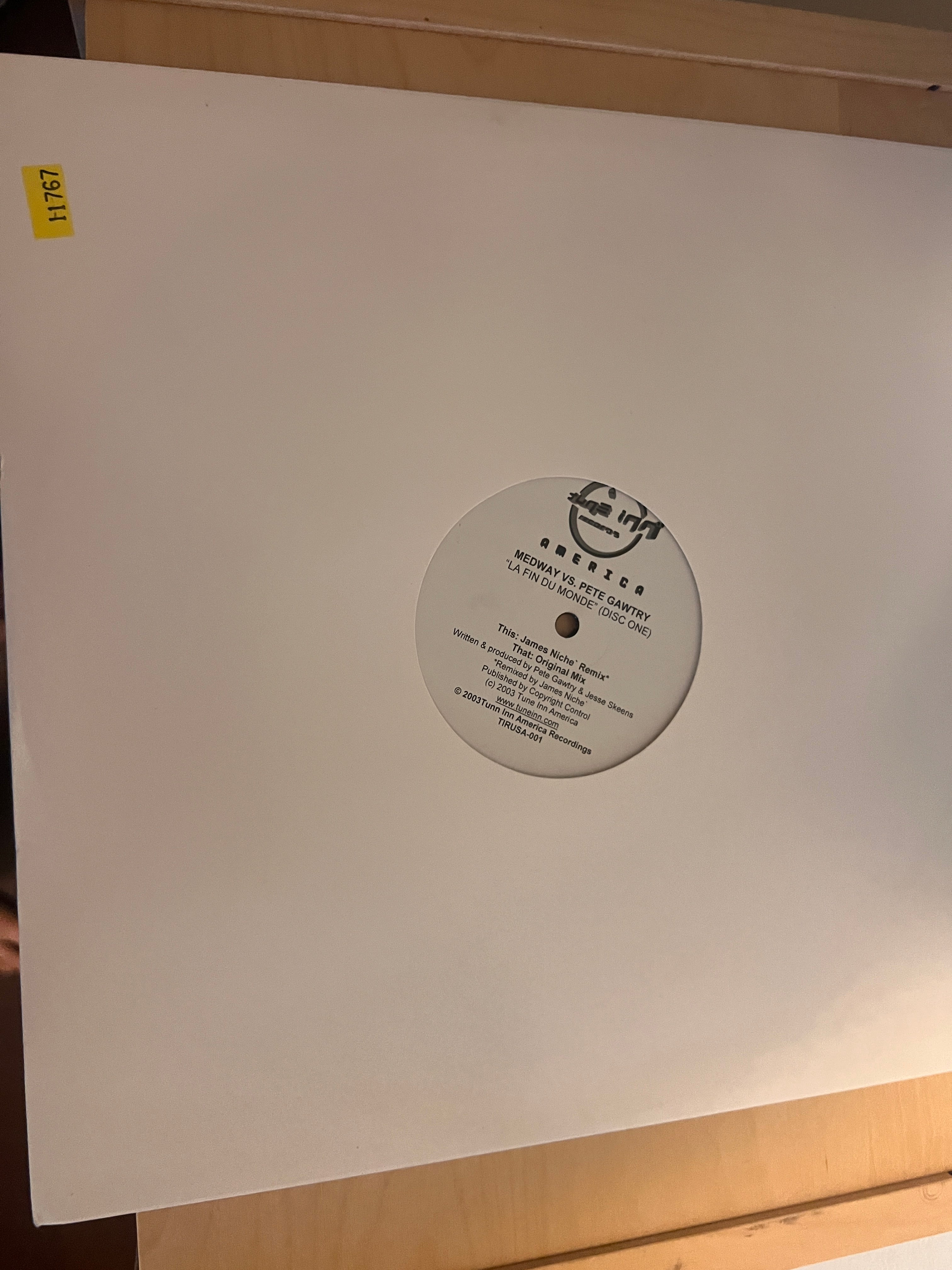 Shop Medway vs. Pete Gawtry - La Fin Du Monde (Disc One) (James Niche Remix / Original Mix)