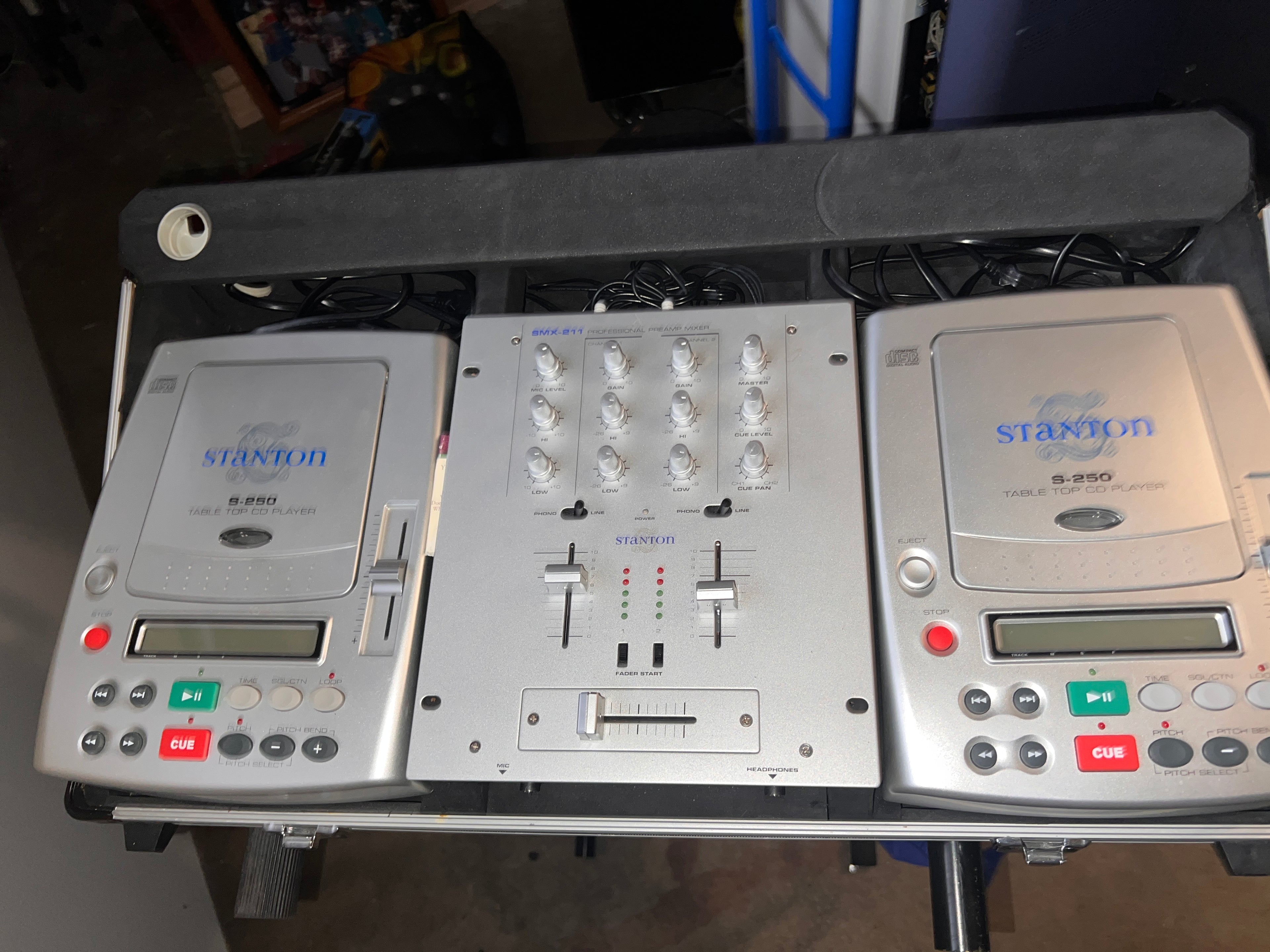 Stanton CD Set - Two S-250 Table Top CD Players and a SMX-211 Mixer