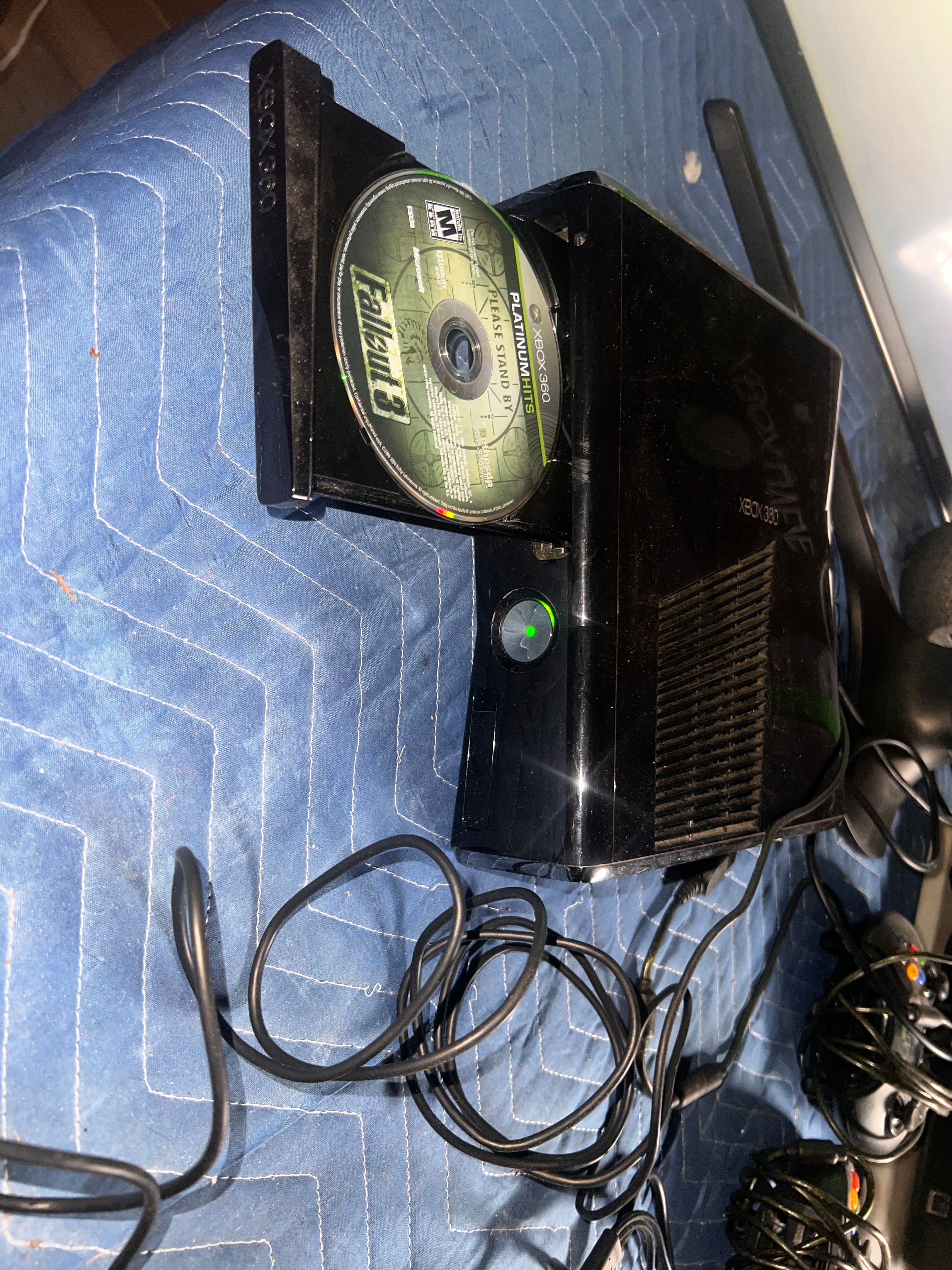 Xbox 360 Slim Console 250GB HD with Fallout 3 and one controller
