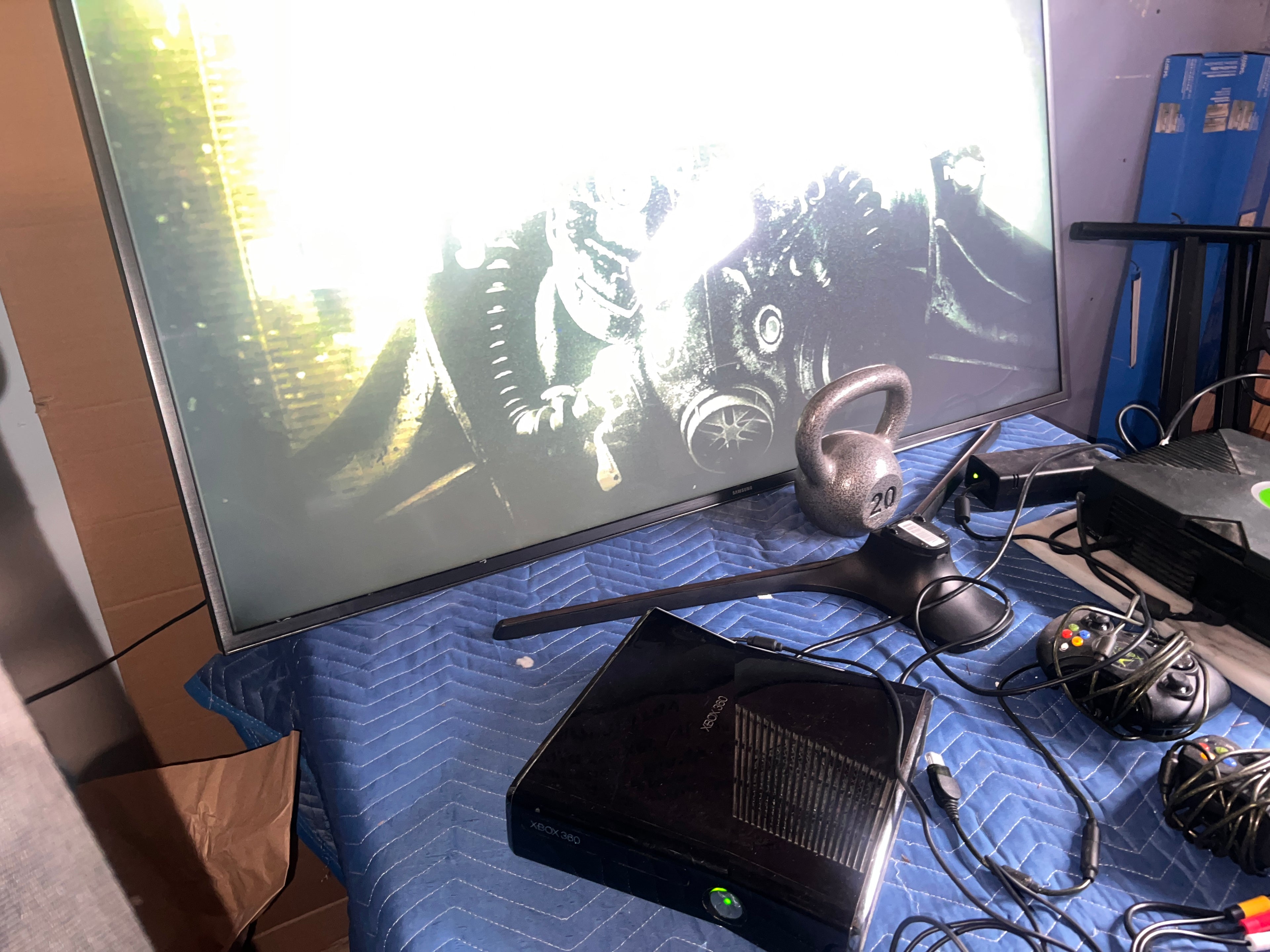 Xbox 360 Slim Console 250GB HD with Fallout 3 and one controller
